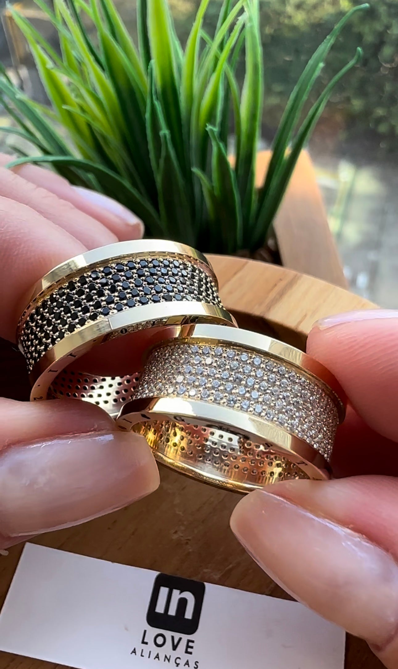 Alianças de Casamento em Ouro 18k - Modelo Intense Duo | 9mm | 12x R$1.233,33