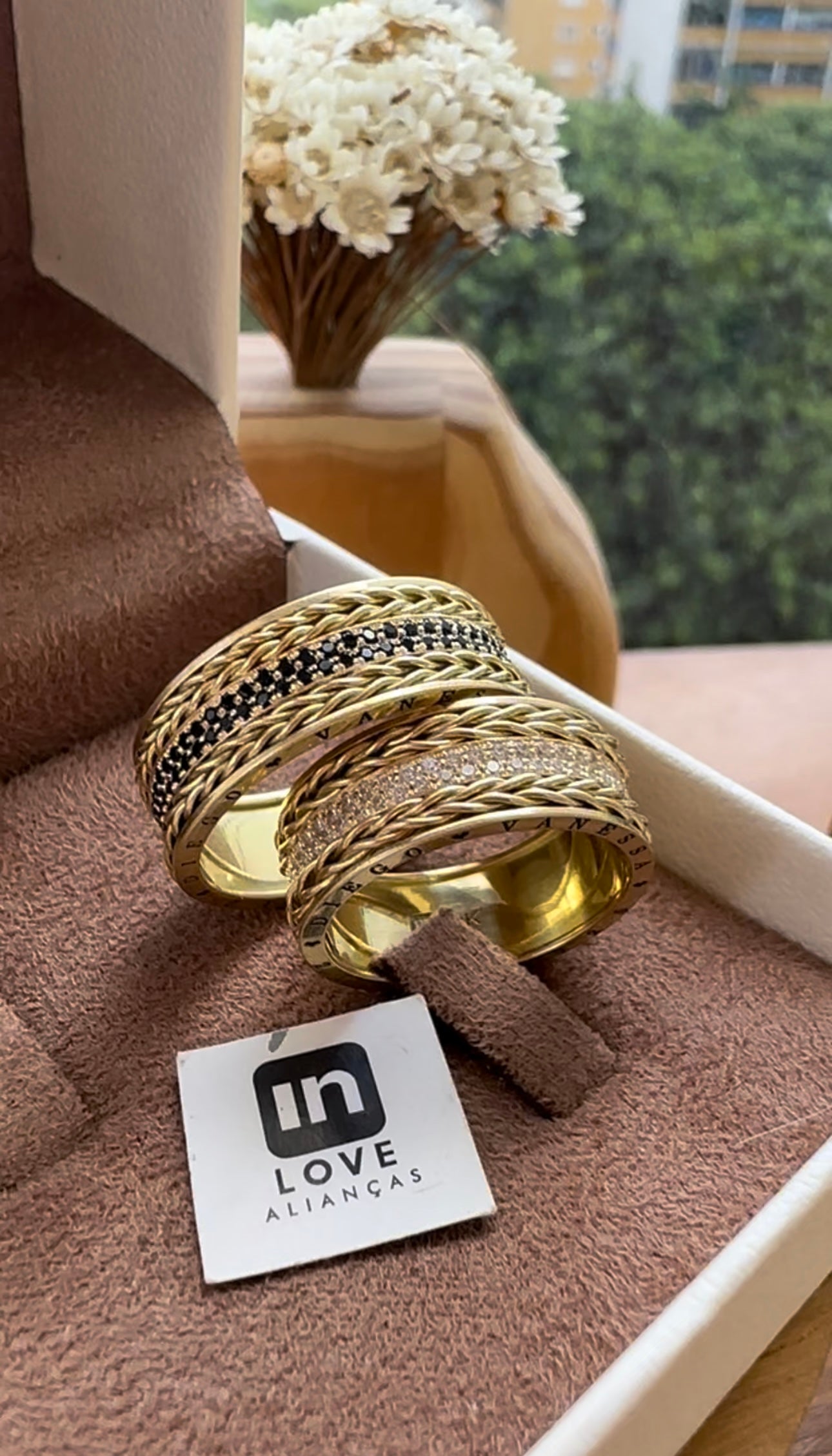 Alianças de Casamento em Ouro 18k - Modelo Pra Sempre | 8mm | 12x R$1.530