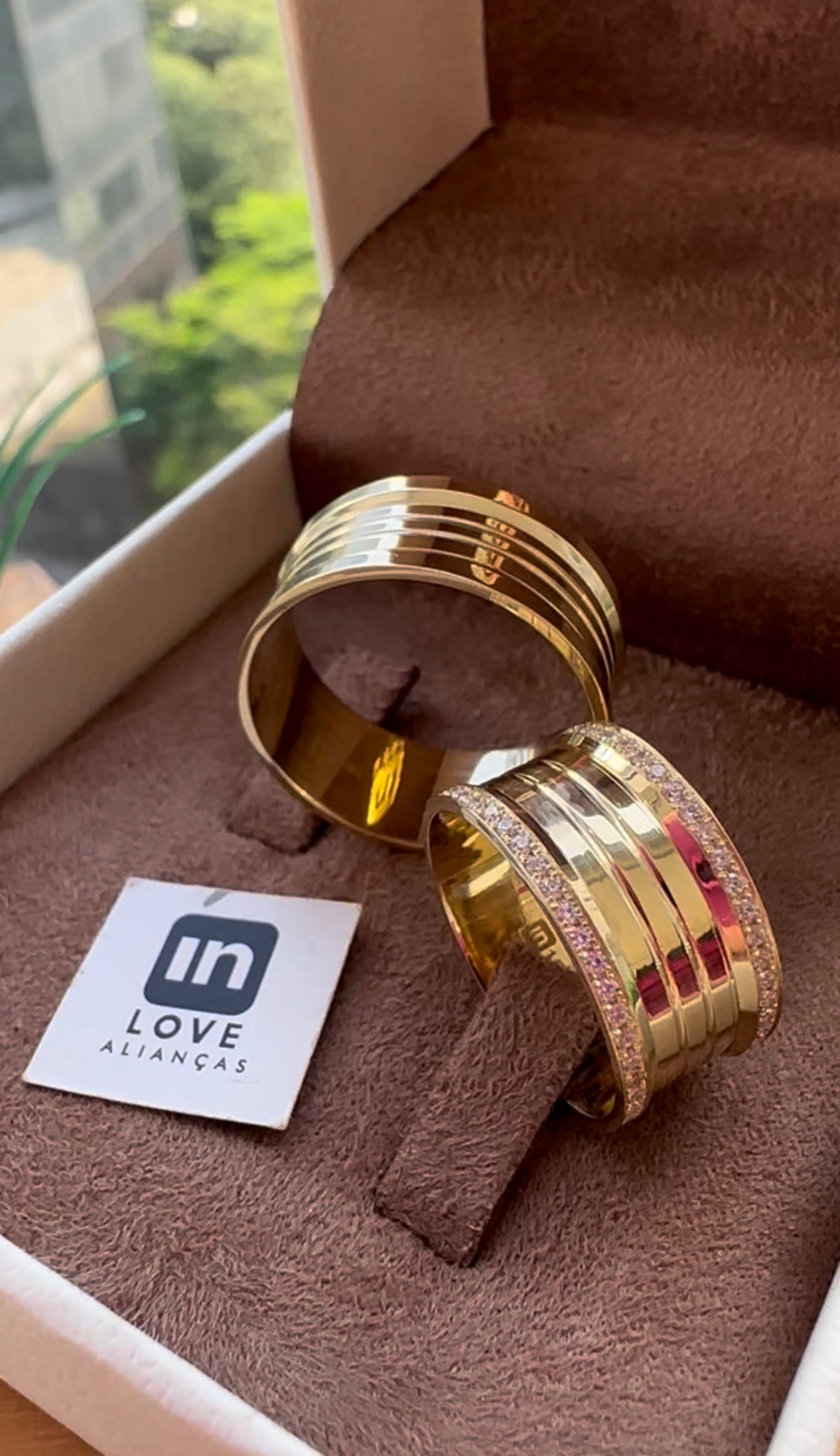 Alianças de Casamento em Ouro 18k - Modelo Paraíso | 9mm | 12x R$799