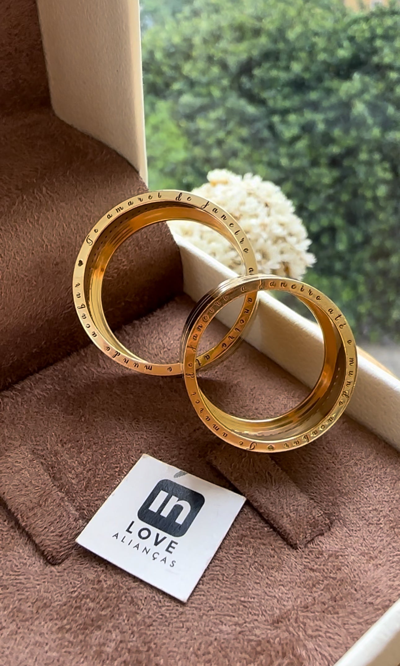 Alianças de Casamento em Ouro 18k - Modelo Joy | 10mm | 12x R$1.083