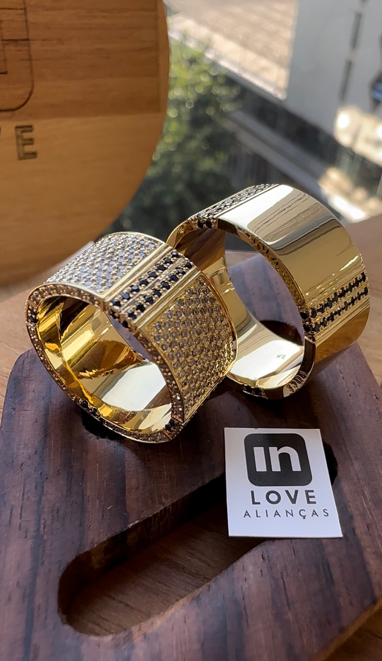 Alianças Ouro 18k Diamantes & Safiras - Modelo Eu Amo Você | 10mm | 12x R$3.332,50