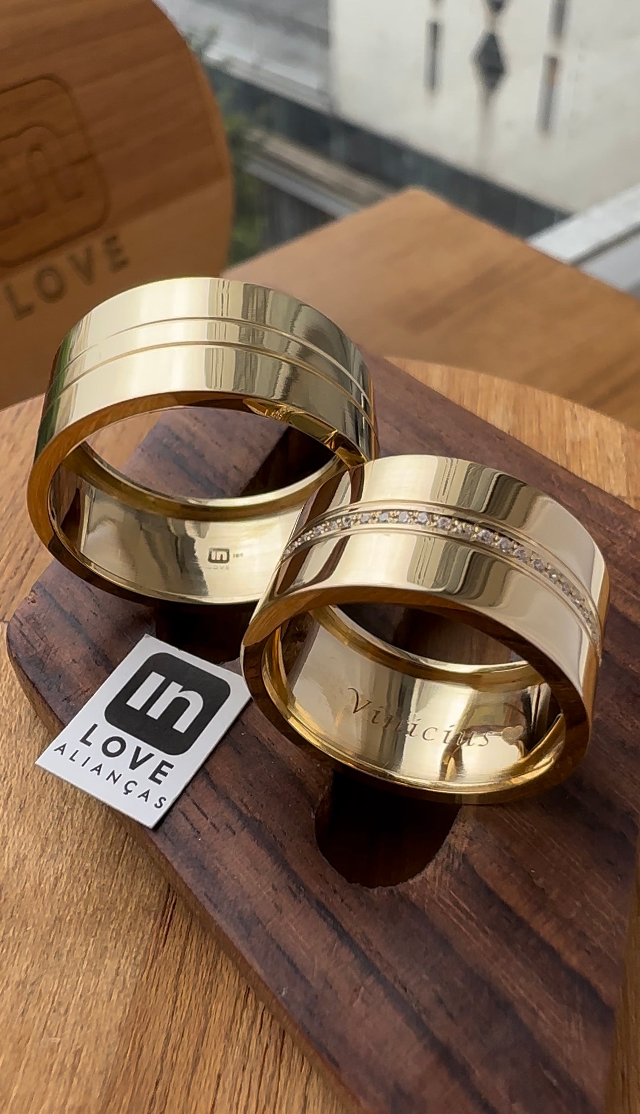 Par de Alianças em Ouro 18k - Modelo Joy | 10mm | 12x R$999