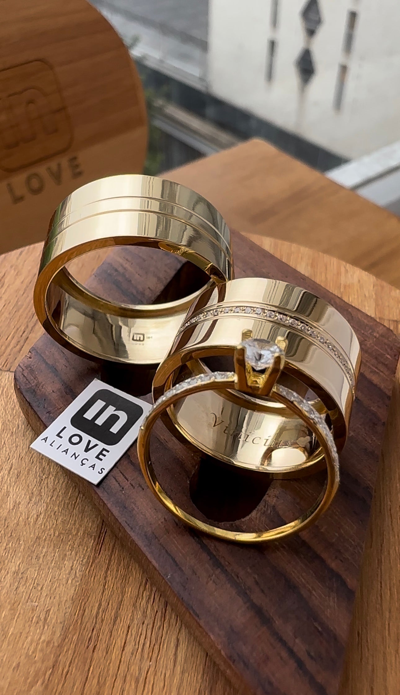 Par de Alianças em Ouro 18k - Modelo Joy | 10mm | 12x R$999