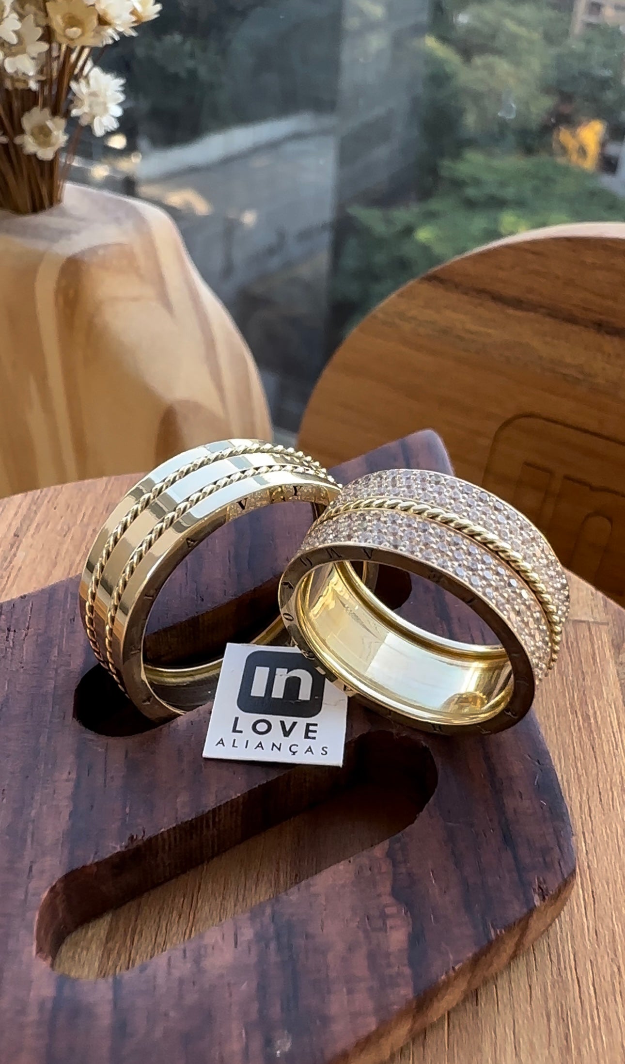 Alianças de Casamento em Ouro 18k - Modelo Meu Abrigo | 8mm | 12x R$1.457,50