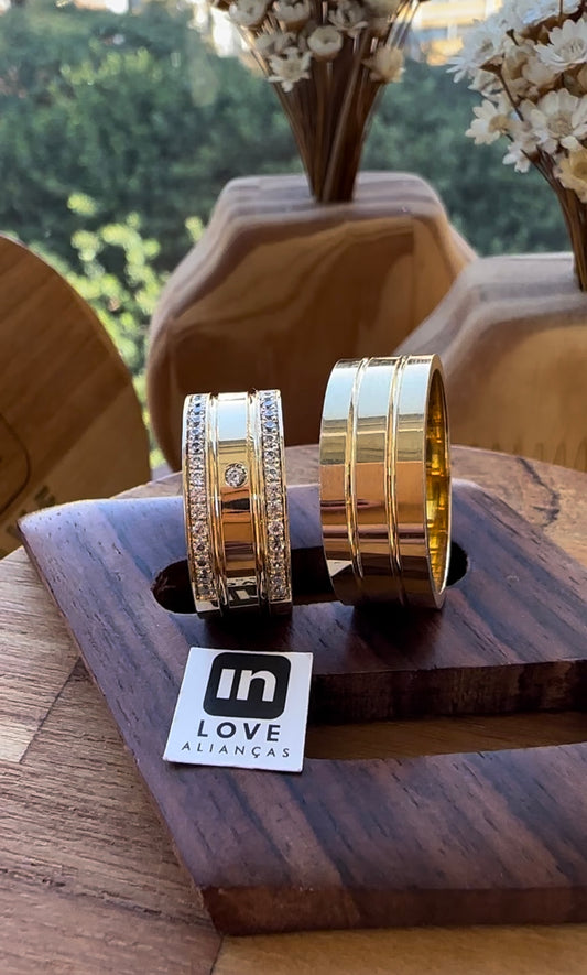 Alianças de Casamento em Ouro 18k - Modelo Nossa História | 8mm | 12x R$825