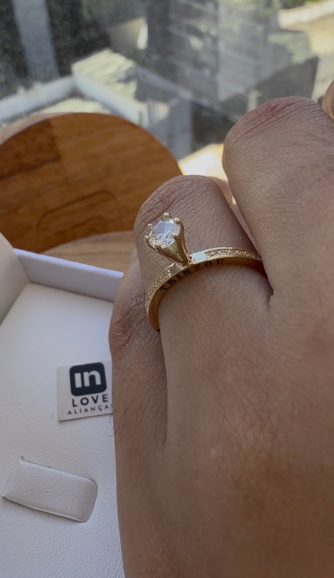 Anel Solitário Momenti em Ouro 18k - 12x R$269,00
