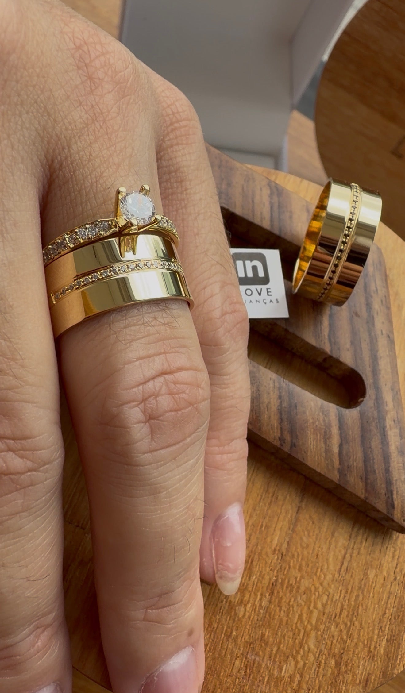 Par de Alianças em Ouro 18k - Modelo Mimosinha Duo | 8mm | 12x R$866