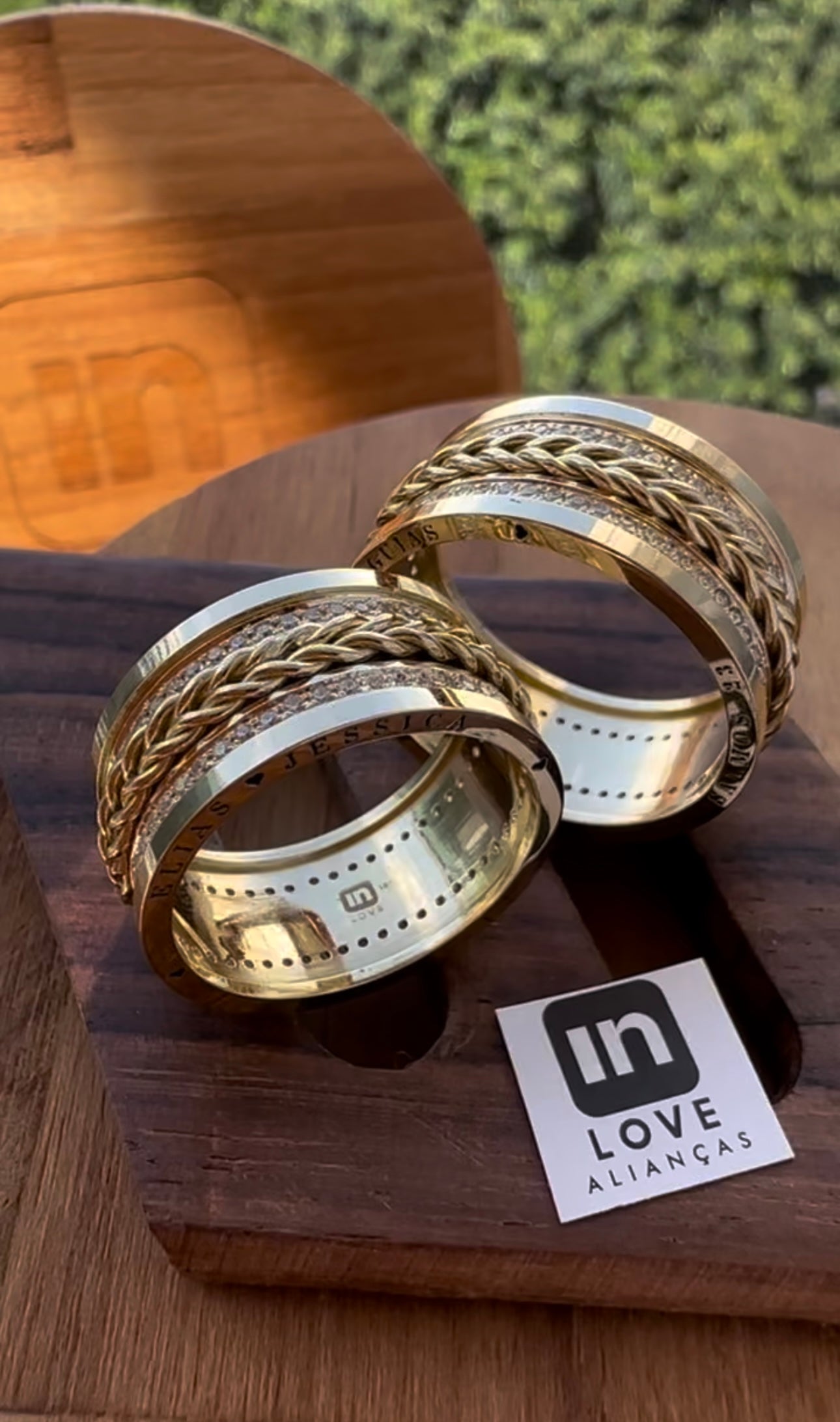 Par de Alianças em Ouro 18k - Modelo Nosso Santo Bateu White | 10mm | 12x R$1.666