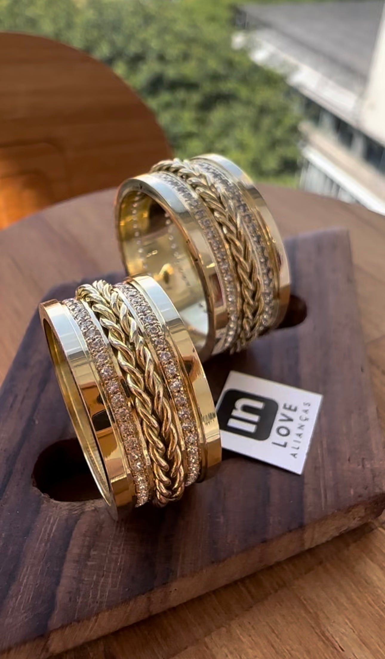 Par de Alianças em Ouro 18k - Modelo Nosso Santo Bateu White | 10mm | 12x R$1.666