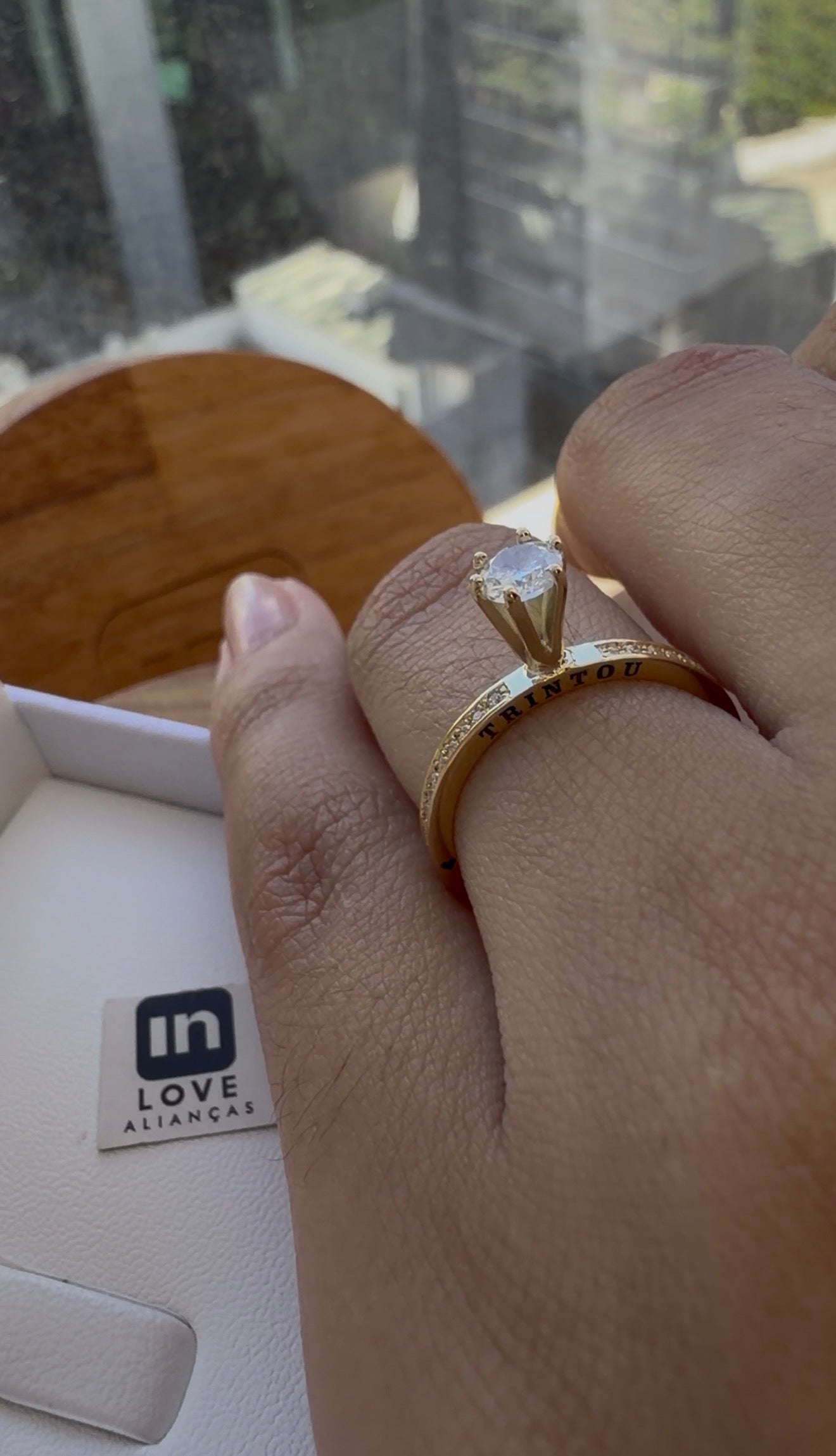 Anel Solitário Momenti em Ouro 18k - 12x R$269,00