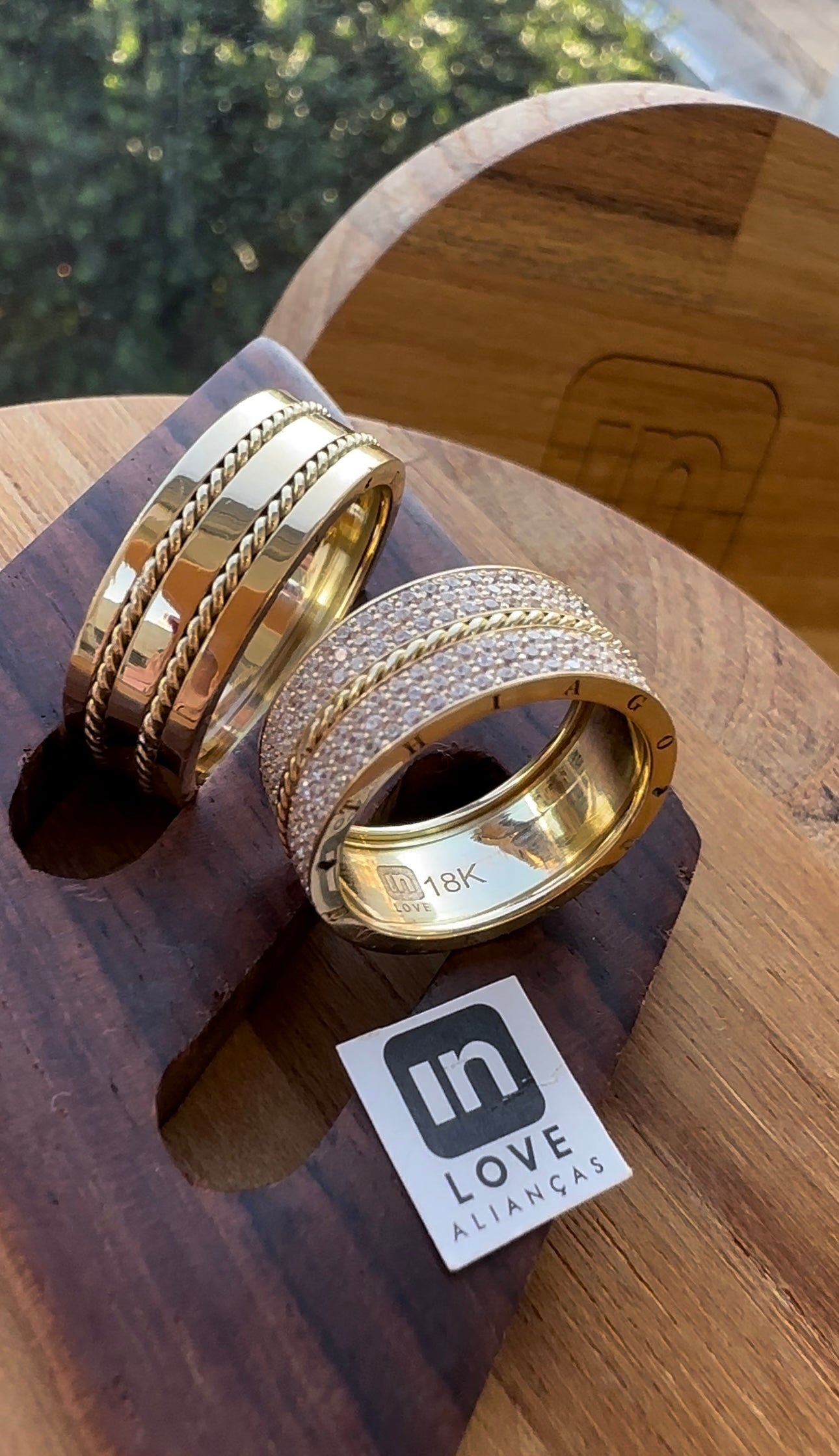 Alianças de Casamento em Ouro 18k - Modelo Meu Abrigo | 8mm | 12x R$1.457,50