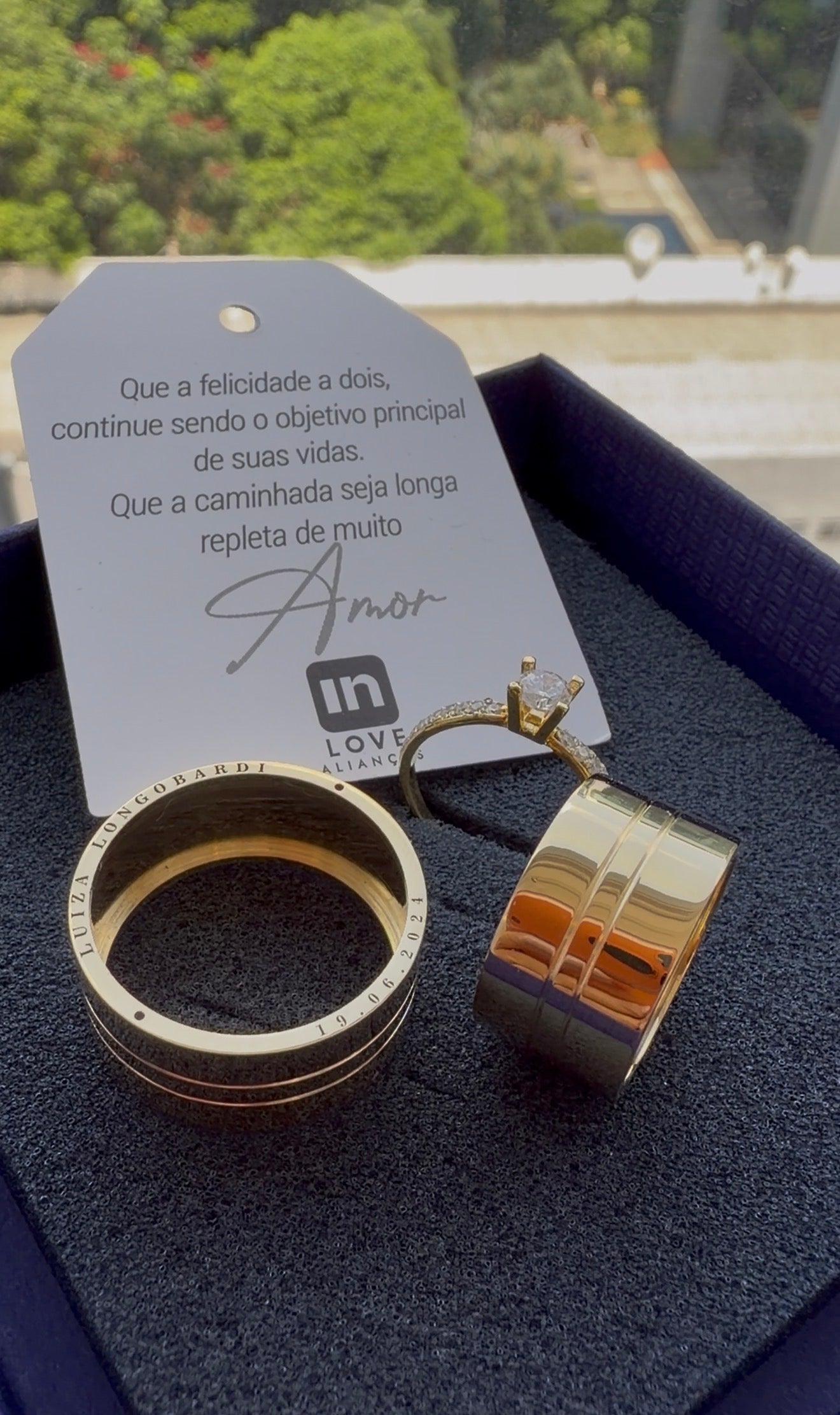 Par de Alianças em Ouro 18k - Modelo Joy | 10mm | 12x R$1.199.