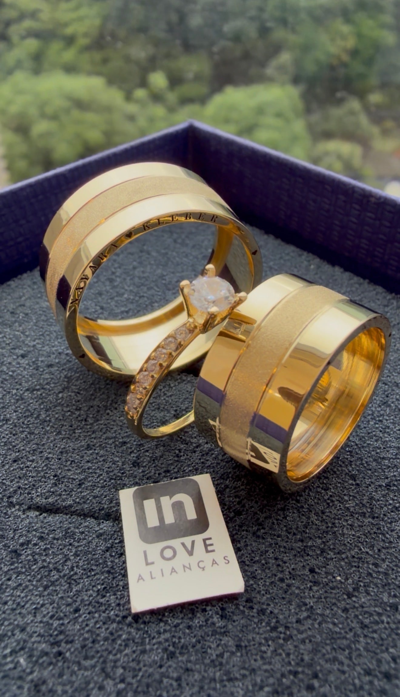 Par de Alianças em Ouro 18k - Modelo Joy | 10mm | 12x R$1.199.