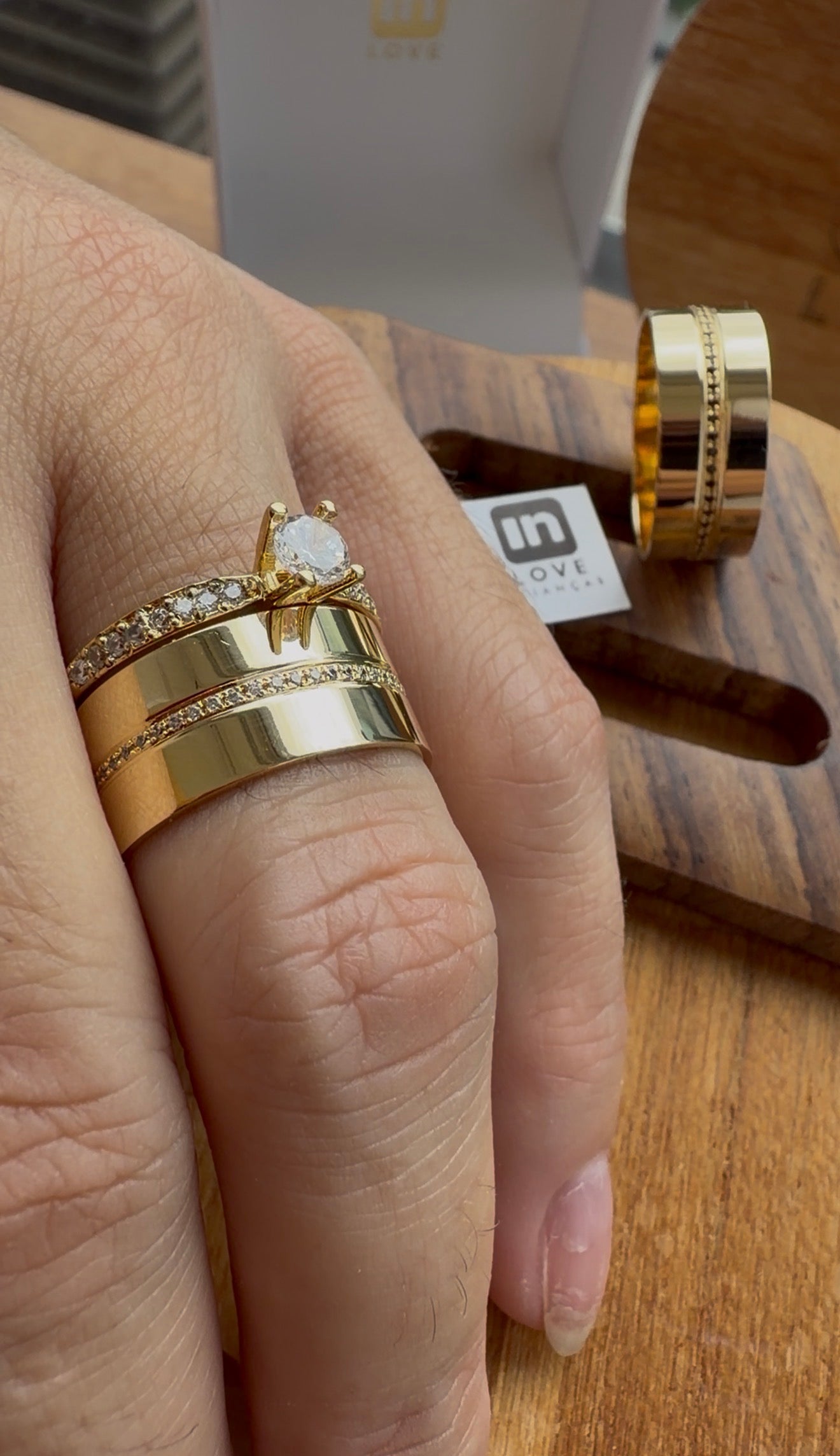 Par de Alianças em Ouro 18k - Modelo Mimosinha Duo | 8mm | 12x R$866